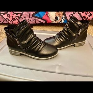 Lowcut Black dress boots! 2 toned grey sole!